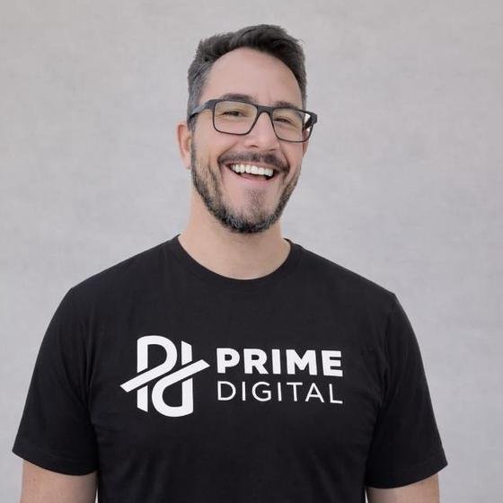 Jonas Brum, fundador da Prime Digital, com a camiseta da Prime